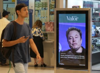 Un anuncio de Valor muestra una fotografía de Elon Musk en un centro comercial de Brasilia, Brasil, el lunes 2 de septiembre de 2024. (AP Foto/Eraldo Peres)