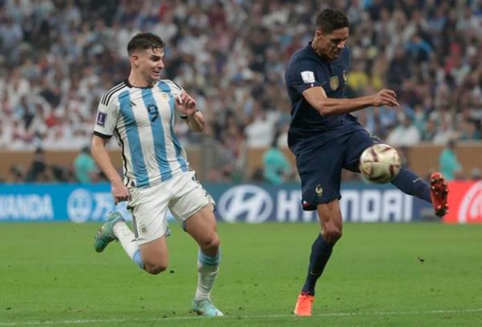 Raphael Varane (d) controla un balón en presencia de Julián Álvarez, durante la final del pasado Mundial que enfrentó a Francia y Argentina. EFE/ Juan Ignacio Roncoroni