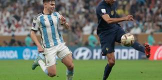 Raphael Varane (d) controla un balón en presencia de Julián Álvarez, durante la final del pasado Mundial que enfrentó a Francia y Argentina. EFE/ Juan Ignacio Roncoroni