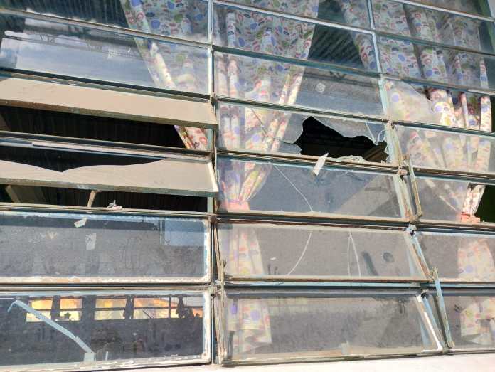 Ventanas de una escuela pública en el interior del país. Foto: Ministerio de Educación / La Hora.