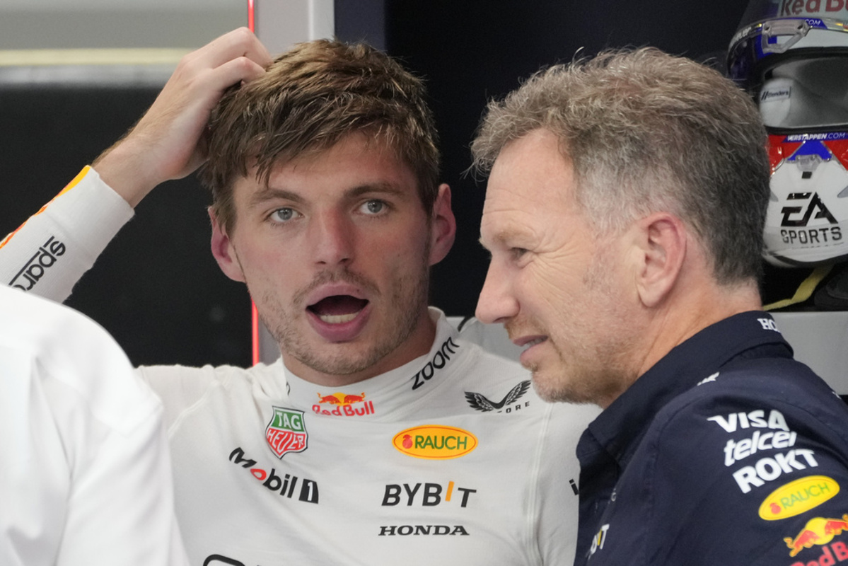 El piloto de Red Bull Max Verstappen habla con el jefe del equipo Christian Horner durante la segunda sesión de práctica del Gran Premio de Singapur el viernes 20 de septiembre del 2024. (AP Foto/Vincent Thian)