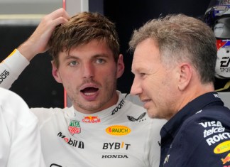 El piloto de Red Bull Max Verstappen habla con el jefe del equipo Christian Horner durante la segunda sesión de práctica del Gran Premio de Singapur el viernes 20 de septiembre del 2024. (AP Foto/Vincent Thian)