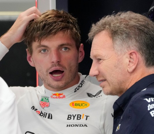 El piloto de Red Bull Max Verstappen habla con el jefe del equipo Christian Horner durante la segunda sesión de práctica del Gran Premio de Singapur el viernes 20 de septiembre del 2024. (AP Foto/Vincent Thian)