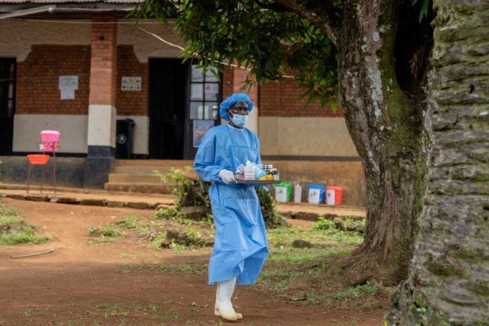 Un trabajador sanitario lleva medicamentos que serán administrados a un hombre que padece mpox en el Hospital General Kamituga, en Kivu del Sur, Congo, el miércoles 4 de septiembre de 2024. (AP Foto/Moses Sawasawa)