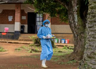 Un trabajador sanitario lleva medicamentos que serán administrados a un hombre que padece mpox en el Hospital General Kamituga, en Kivu del Sur, Congo, el miércoles 4 de septiembre de 2024. (AP Foto/Moses Sawasawa)