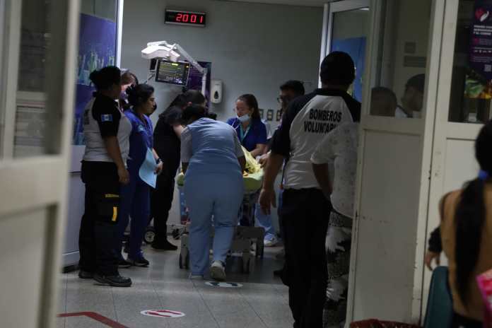 Niña atendida en el hospital