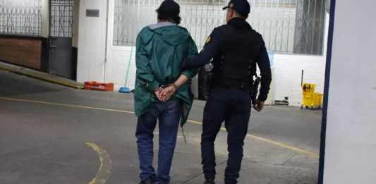 Gad Esaú Echeverría García, catedrático de la Usac, detenido por las fuerzas de seguridad. Foto: PNC