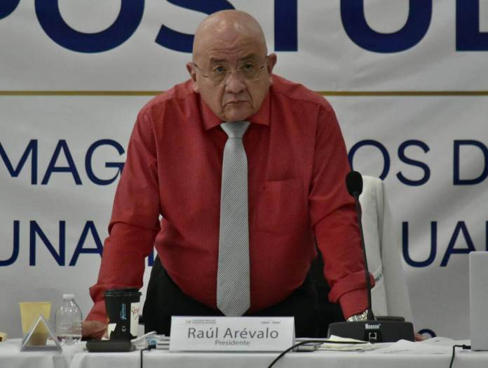 Raúl Arévalo, presidente de la postuladora, llamó la atención de los comisionados. Foto: Daniel Ramírez