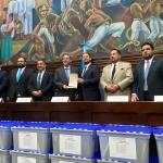 El presidente de la Postuladora para CSJ, Miquel Cortés entregó la nómina al Congreso. Créditos José Orozco