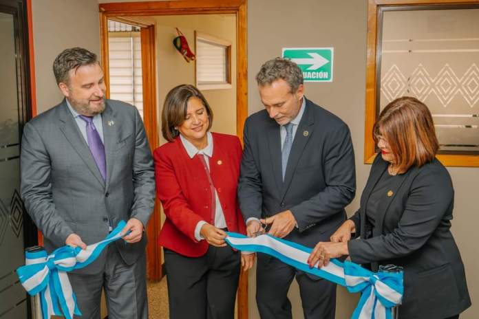 El embajador de Estados Unidos, Tobin Bradley; la presidenta en funciones, Karin Herrera. el director del Inguat, Harris Whitbeck y una representante de Usaid, cortan la cinta simbólica. Foto La Hora: Oficina de Transparencia y Probidad Inguat.