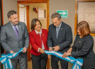 El embajador de Estados Unidos, Tobin Bradley; la presidenta en funciones, Karin Herrera. el director del Inguat, Harris Whitbeck y una representante de Usaid, cortan la cinta simbólica. Foto La Hora: Oficina de Transparencia y Probidad Inguat.