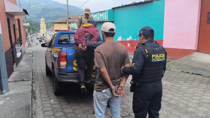 Prestamistas son capturados por amenazar a mujer. Foto: PNC.