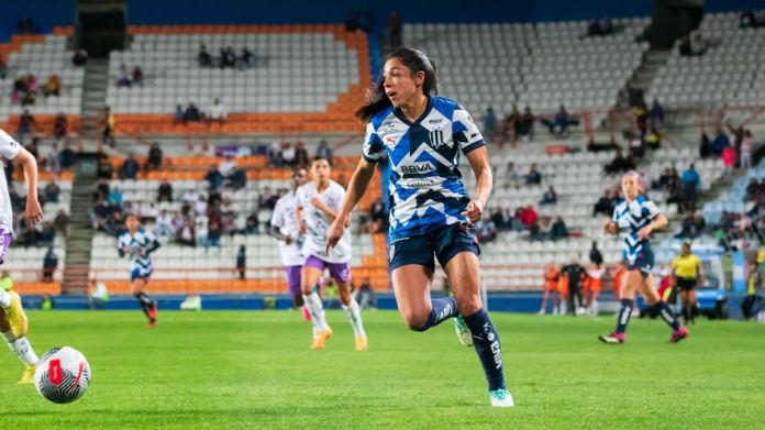 Pie de foto: La futbolista Ana Lucía Martínez del Monterrey en un juego pasado de la LigaMX femenina. Foto La Hora: Rayadas