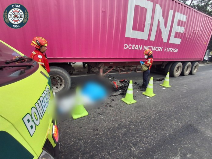 Tráfico Intenso: Colisión entre tráiler y motocicleta genera congestión en zona 12