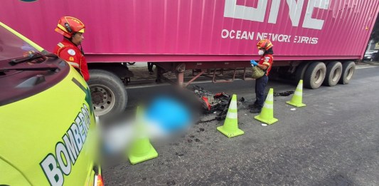 Tráfico Intenso: Colisión entre tráiler y motocicleta genera congestión en zona 12