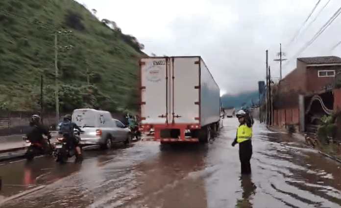 Transportistas bloquean km 36 ruta al Pacífico por inundaciones. Foto: Provial