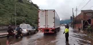 Transportistas bloquean km 36 ruta al Pacífico por inundaciones. Foto: Provial