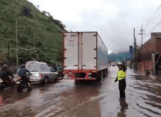 Transportistas bloquean km 36 ruta al Pacífico por inundaciones. Foto: Provial