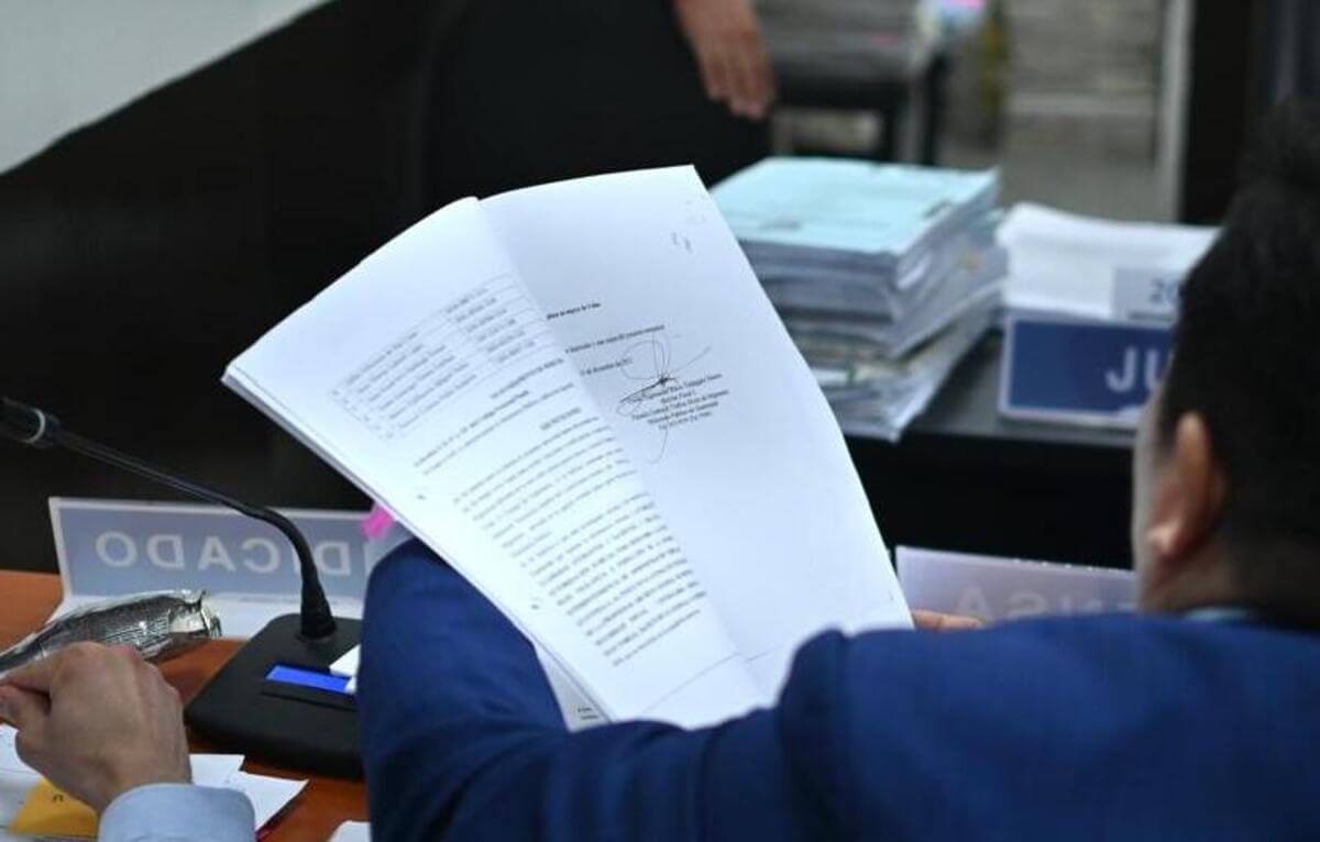 Petición de órdenes de captura firmada por la fiscal Eugenia Velásquez. Foto: Fabricio Alonzo