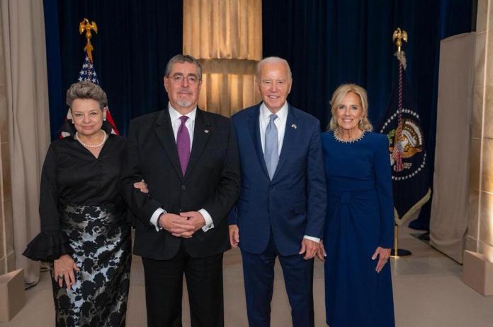 Lucrecia Peinados, Bernardo Arévalo, Joe Biden y Jill Biden se reunieron en Estados Unidos. Foto: Bernardo Arévalo