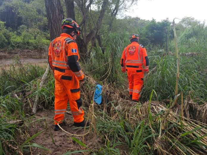 Bomberos realizan búsqueda de niño que cayó en río de Chiquimula. Créditos CVB.