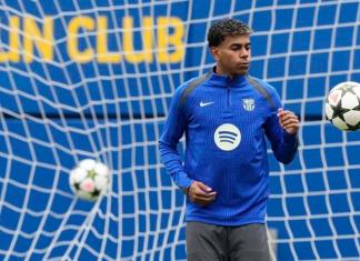 Lamine Yamal durante el entrenamiento que el equipo azulgrana ha realizado este miércoles en el estadio Johan Cruyff antes de viajar a Mónaco donde mañana debutan en la Liga de Campeones ante el AC Monaco. EFE/Alejandro García