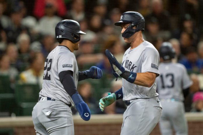 Aaron Judge (derecha) y el dominicano Juan Soto celebran tras anotar en el juego del martes 17 de septiembre de 2024, ante los Marineros de Seattle (AP Foto/Stephen Brashear)