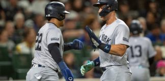 Aaron Judge (derecha) y el dominicano Juan Soto celebran tras anotar en el juego del martes 17 de septiembre de 2024, ante los Marineros de Seattle (AP Foto/Stephen Brashear)