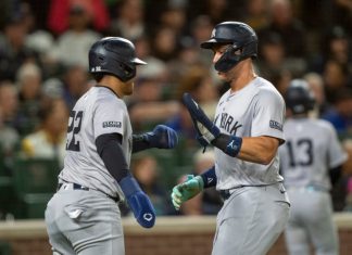 Aaron Judge (derecha) y el dominicano Juan Soto celebran tras anotar en el juego del martes 17 de septiembre de 2024, ante los Marineros de Seattle (AP Foto/Stephen Brashear)