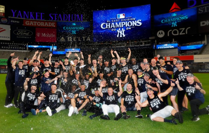 Los Yankees de Nueva York celebran tras ganar el título de la División Este de la Liga Americana en un partido de béisbol contra los Orioles de Baltimore, el jueves 26 de septiembre de 2024, en Nueva York. (Foto AP/Noah K. Murray)