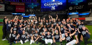 Los Yankees de Nueva York celebran tras ganar el título de la División Este de la Liga Americana en un partido de béisbol contra los Orioles de Baltimore, el jueves 26 de septiembre de 2024, en Nueva York. (Foto AP/Noah K. Murray)