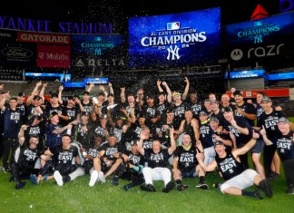 Los Yankees de Nueva York celebran tras ganar el título de la División Este de la Liga Americana en un partido de béisbol contra los Orioles de Baltimore, el jueves 26 de septiembre de 2024, en Nueva York. (Foto AP/Noah K. Murray)