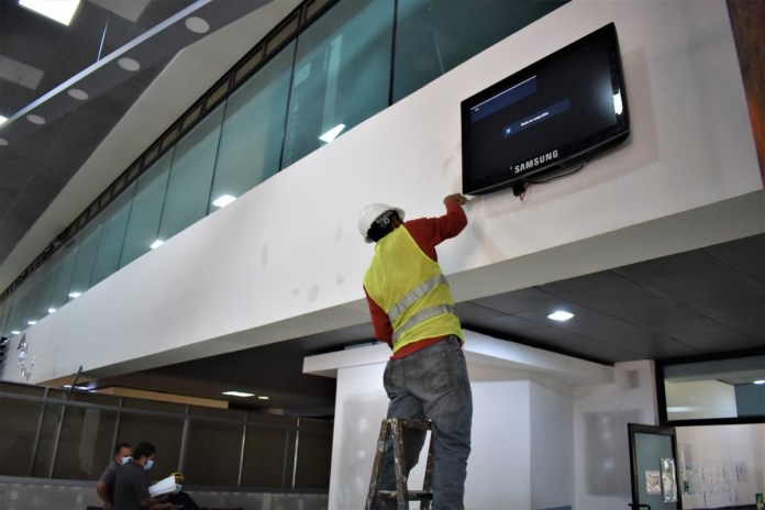 Trabajadores en el Aeropuerto La Aurora