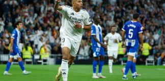 El delantero francés del Real Madrid, Kylian Mbappé, celebra el segundo gol del equipo madridista durante el encuentro correspondiente a la séptima jornada de Laliga EA Sports en el estadio Santiago Bernabéu, en Madrid. EFE / Juanjo Martín.