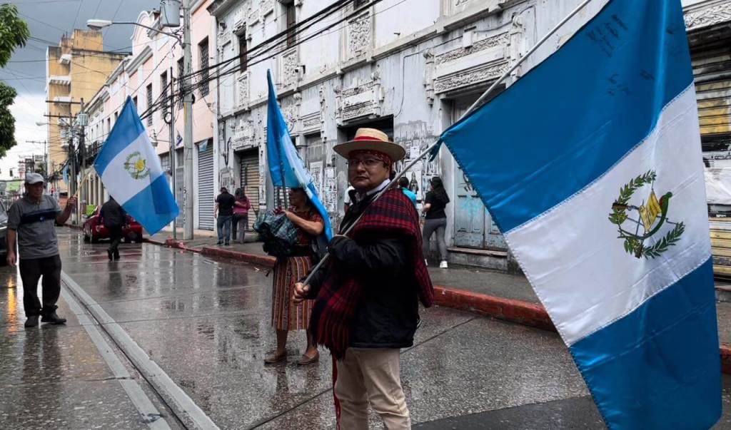 Varias personas protestaron frente al Congreso este 30 de septiembre. Foto: José Orozco