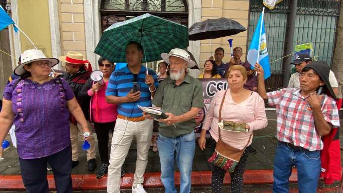 Manifestantes piden a los diputados excluir a candidatos a magistrados de Cortes. Foto: José Orozco