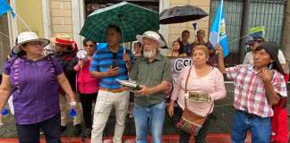 Manifestantes piden a los diputados excluir a candidatos a magistrados de Cortes. Foto: José Orozco