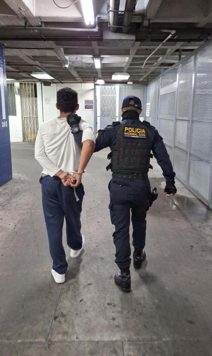 La Policía Nacional Civil (PNC) captura a dos hombres por portar armas sin documentación. Foto: PNC