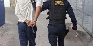 La Policía Nacional Civil (PNC) captura a dos hombres por portar armas sin documentación. Foto: PNC