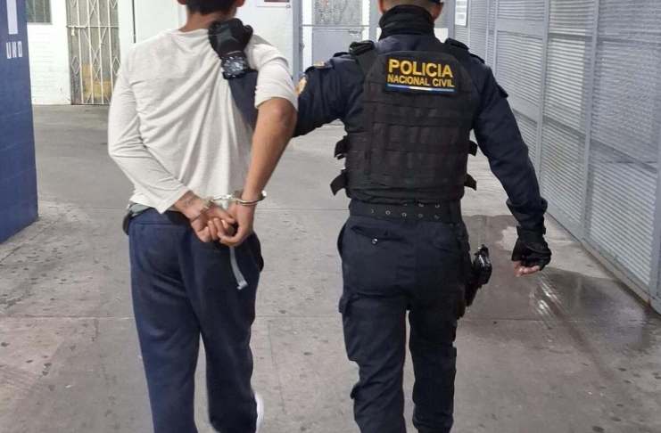 La Policía Nacional Civil (PNC) captura a dos hombres por portar armas sin documentación. Foto: PNC