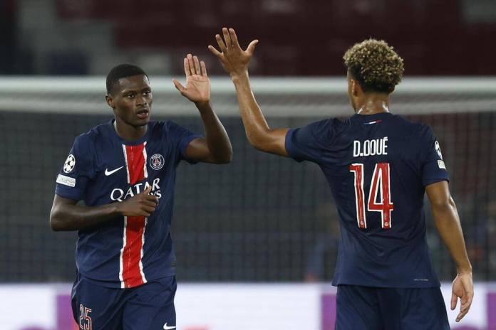 uno Mendes (izq.) y Desire Doue del PSG celebran el gol del 1-0 durante el partido de fútbol de la UEFA Champions League entre el Paris Saint-Germain y el Girona FC en París, Francia, el 18 de septiembre de 2024. (Liga de Campeones, Francia) EFE/EPA/YOAN VALAT