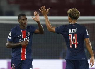 uno Mendes (izq.) y Desire Doue del PSG celebran el gol del 1-0 durante el partido de fútbol de la UEFA Champions League entre el Paris Saint-Germain y el Girona FC en París, Francia, el 18 de septiembre de 2024. (Liga de Campeones, Francia) EFE/EPA/YOAN VALAT