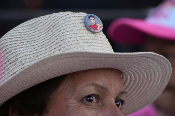 Una fan de Juan Gabriel con un sombrero con su imagen previo a una función de uno de sus conciertos en el Zócalo, la plaza principal de la Ciudad de México, el domingo 22 de septiembre de 2024. (Foto AP/Fernando Llano)