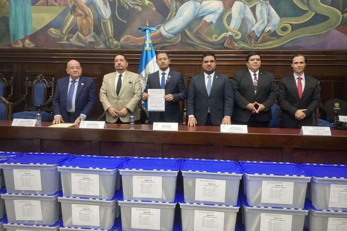 El presidente de la postuladora para magistrados de Salas de Apelaciones, Raúl Arévalo, entrega a la junta directiva del Congreso la nómina con 312 candidatos. Foto: José Orozco