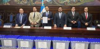 El presidente de la postuladora para magistrados de Salas de Apelaciones, Raúl Arévalo, entrega a la junta directiva del Congreso la nómina con 312 candidatos. Foto: José Orozco