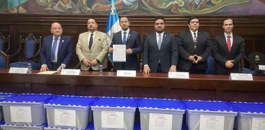 El presidente de la postuladora para magistrados de Salas de Apelaciones, Raúl Arévalo, entrega a la junta directiva del Congreso la nómina con 312 candidatos. Foto: José Orozco