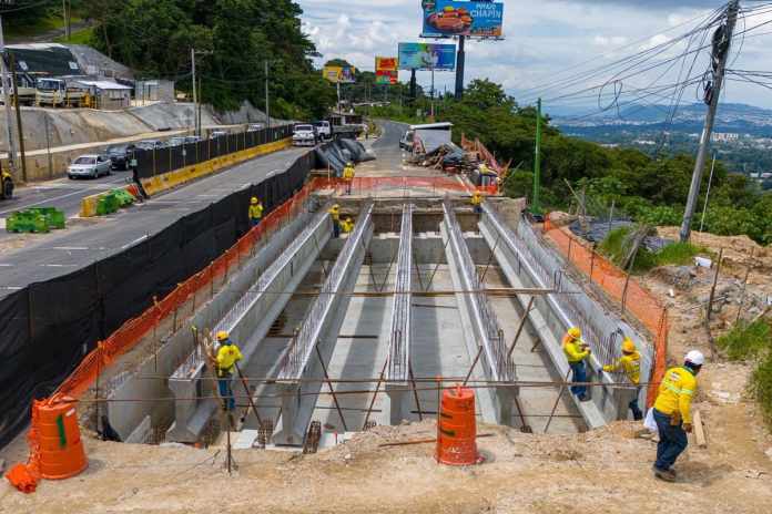 La ruta está cerrada mientras colocan las vigas y prelosas. Foto: COVIAL