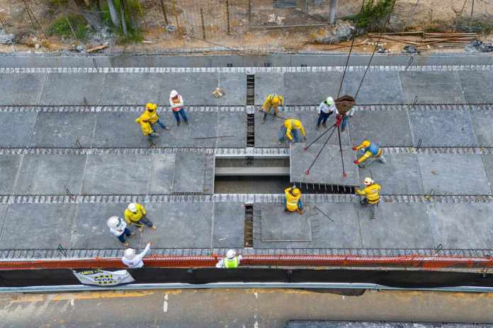 Las prelosas son colocadas en las vigas del nuevo puente. Foto: COVIAL