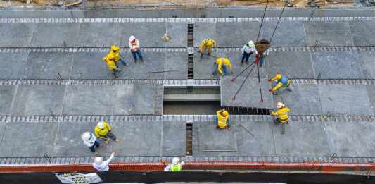 Las prelosas son colocadas en las vigas del nuevo puente. Foto: COVIAL