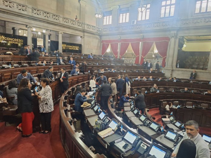 Los diputados se coordinan para apoyar la ley para autorizar la declaración de bienes muebles como chatarra en el Ministerio de Salud. Foto: La Hora